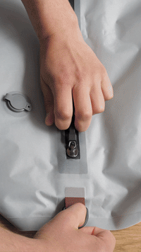 How do I zip the Aerless™ Vacuum Bag properly?